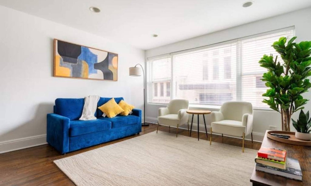 Rogers Park Apartment | 3 -bed apartment just steps to Lake Michigan