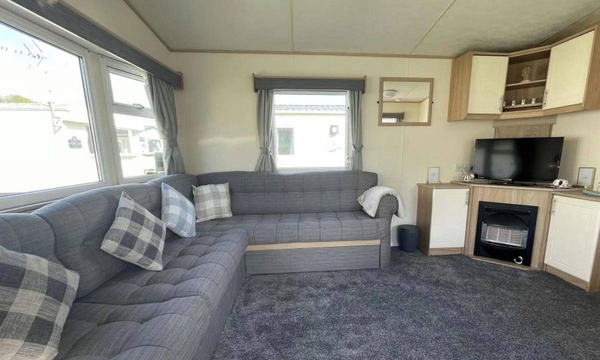Clacton-on-Sea Cabin | 3 Bed Caravan Sleeps 8 - Parking, Bbq, Pool