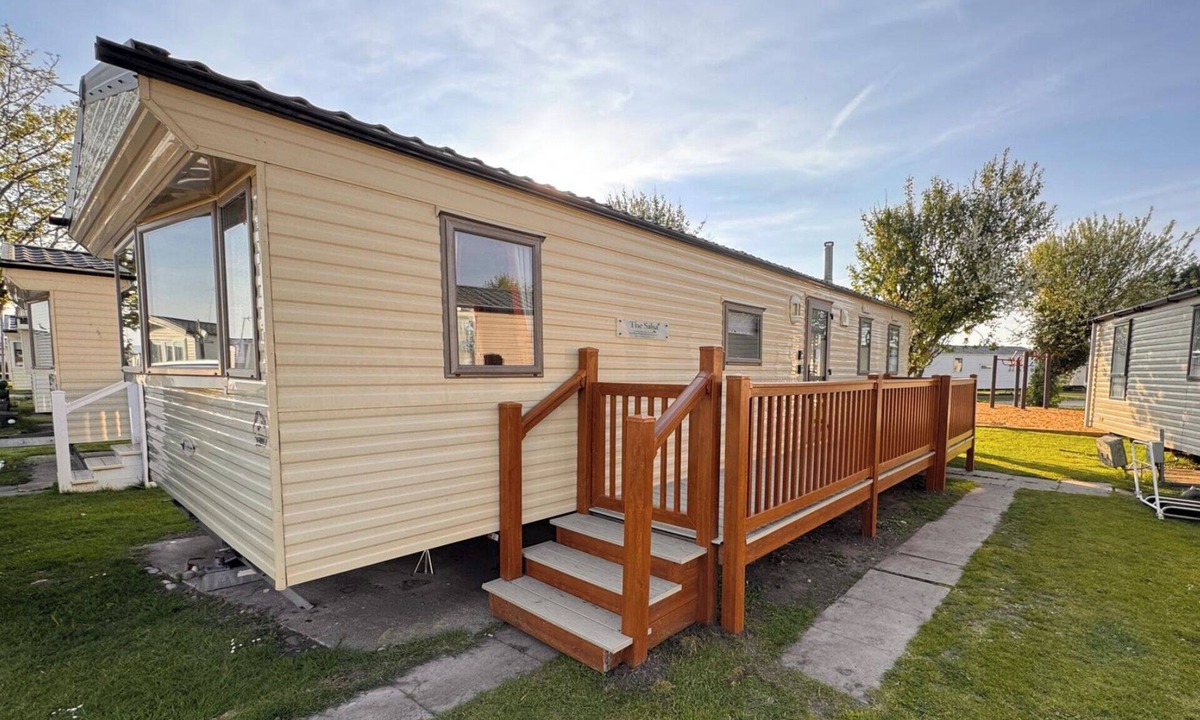 Towyn Ski Chalet | 3 Bed Caravan - Side gated decking, WiFi, Pets