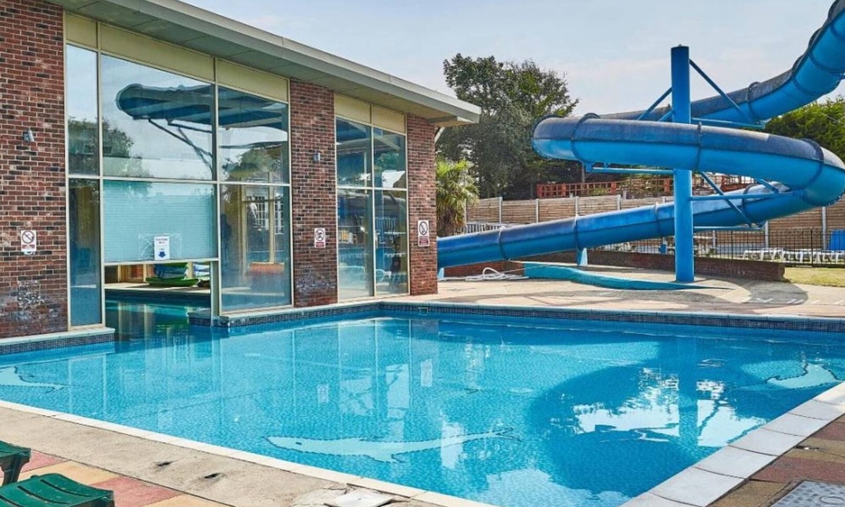 Clacton-on-Sea Cabin | 3 Bed Caravan Sleeps 8 - Parking, Bbq, Pool