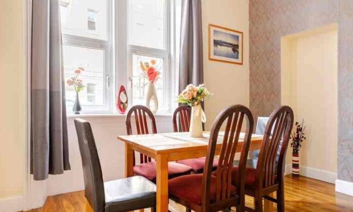 Dalry Apartment | 3 Bed Central Apartment - Pet Friendly & Parking