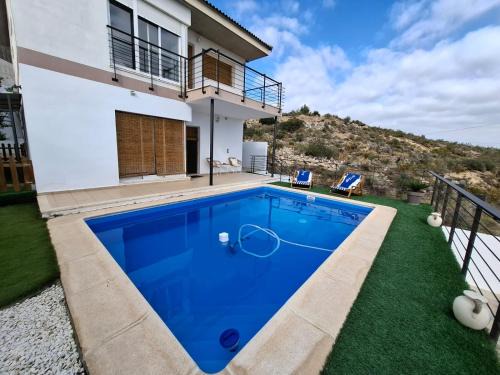 Chiva Ski Chalet | 3 Bed Chalet-Pool-Pets-Hot Tub-Parking-Garden
