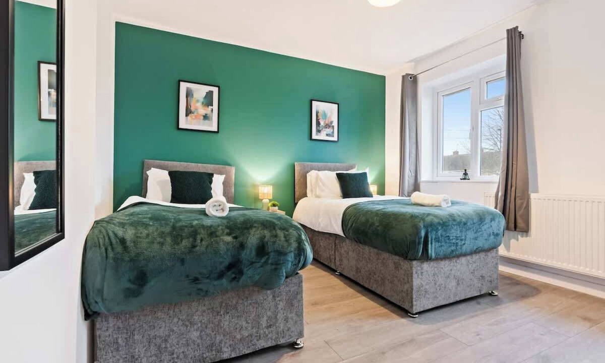 Cradley House | 3 Bed Contractor Friendly WIFI Lots Of Parking