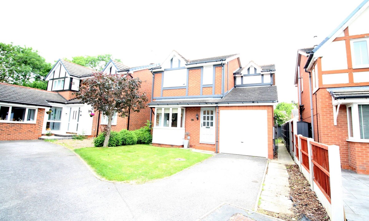 Warmsworth House | 3 Bed Detached - 3 Bathrooms - Parking - Quiet