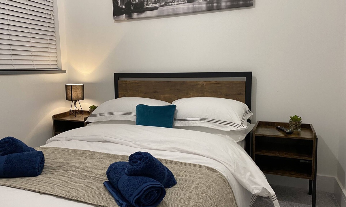 Cwmbrwla Apartment | 3 Bed Flat - Sleeps 6 - Parking - Wifi