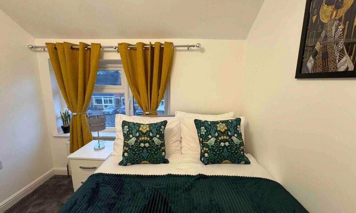 Rednal House | 3-Bed Home, Sleeps 8, Ideal for Large Groups