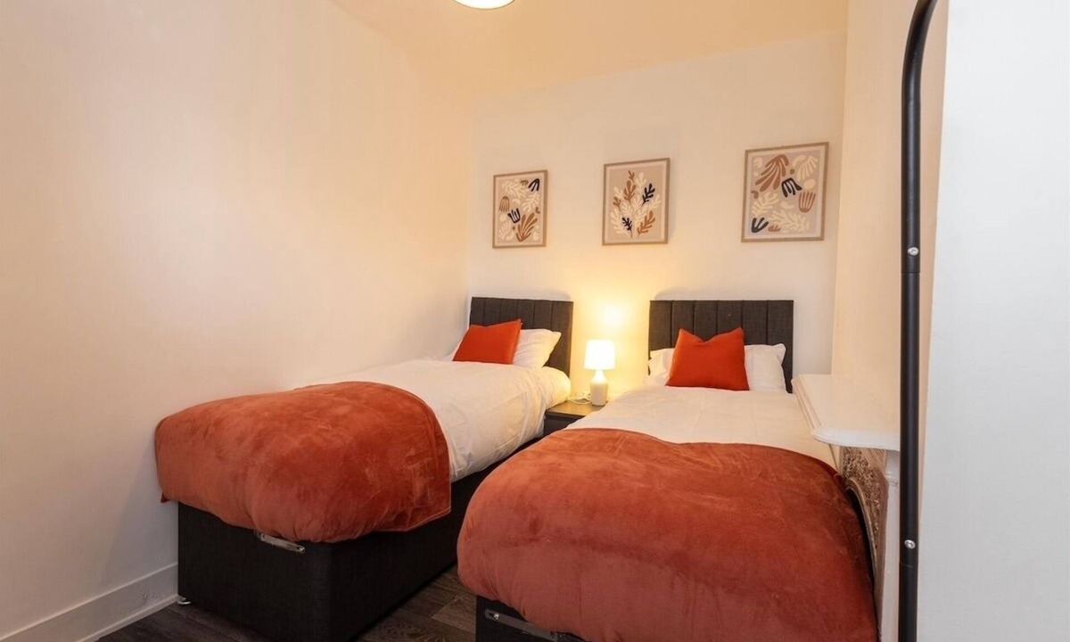 Bedford House | 3 Bed House| Bedford | Parking |