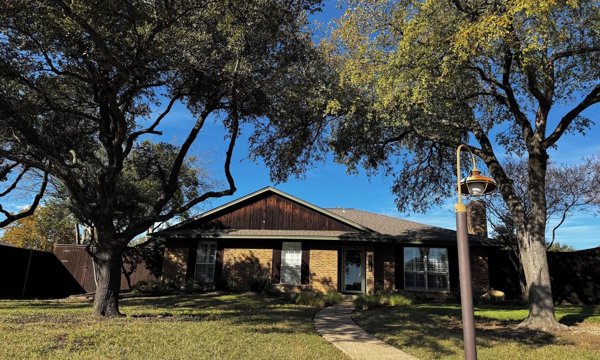 Frisco House | 3-bed house in downtown Frisco walking distance to Rail District.