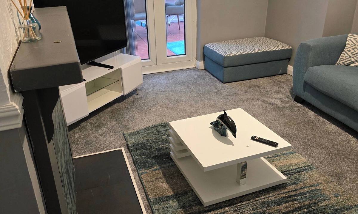 Leicester House | 3 Bed House - Sleeps 5 - Pets - Garden - Parking