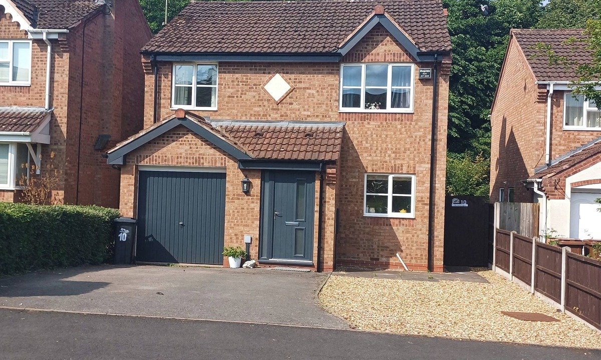 Uttoxeter House | 3 Bed House - Sleeps 5 - Pets - Parking