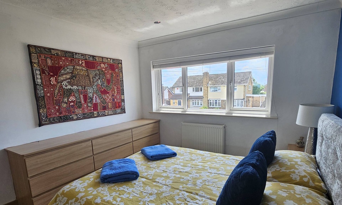 Oadby House | 3 Bed House - Sleeps 7 - Parking - Wifi