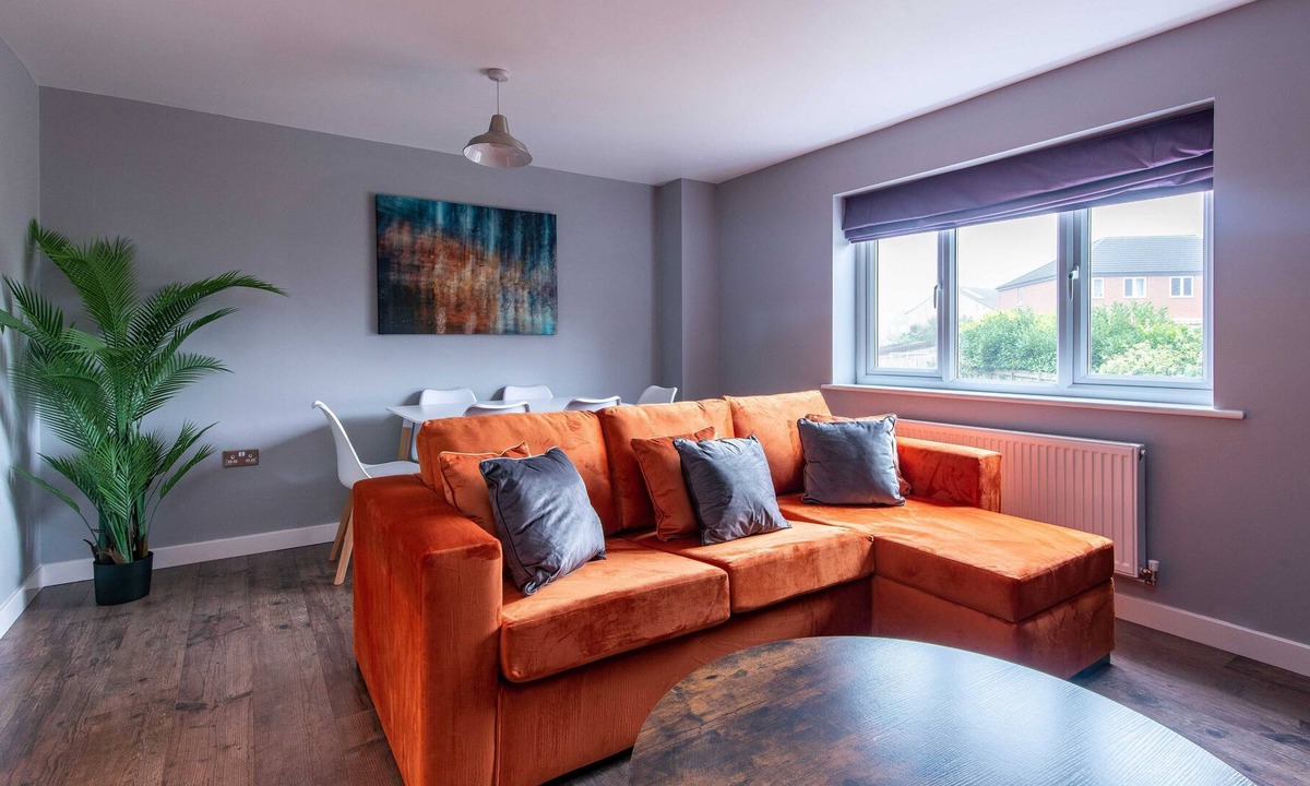 Knottingley House | 3 Bed House, with Private Driveway