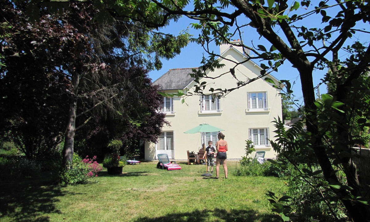Evran House | 3 bed house with private enclosed garden and play area, 10 min from Dinan