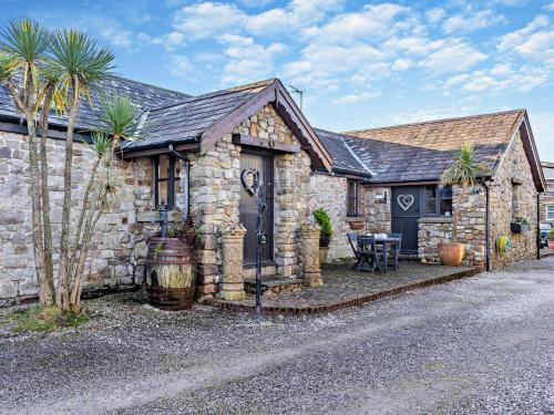 Crynant House | 3 Bed in Ilston 93942