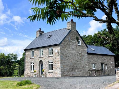 Llanfihangel Tal-y-llyn House | 3 Bed in Llandefalle 93680