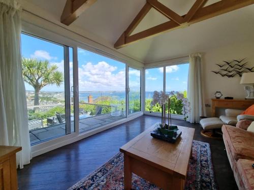 Newlyn House | 3 Bed in Newlyn oc-s33015