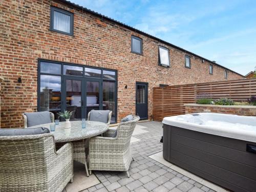 Alne House | 3 Bed in Tollerton 93896
