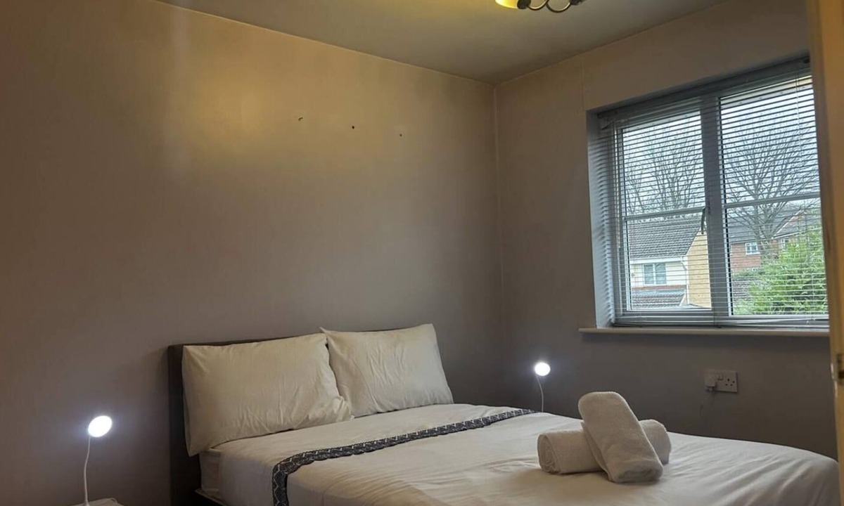 Oldbury House | 3 Bed - Sleeps 5 - Pets - Private Parking