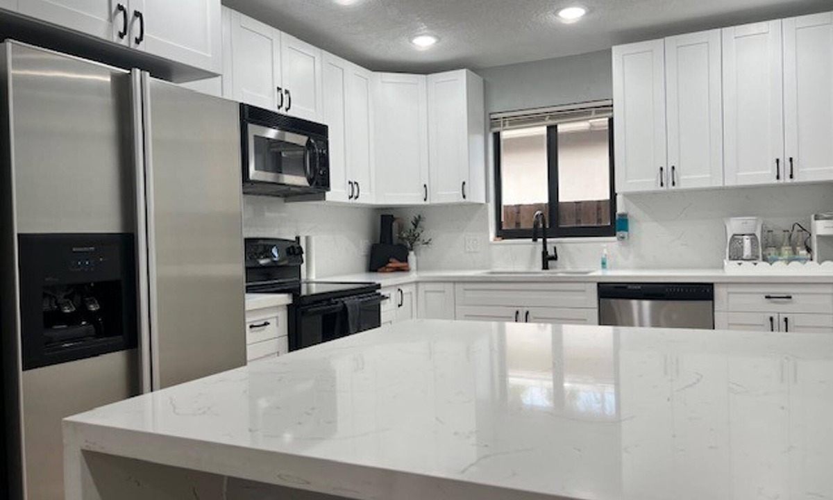Hollywood Hills House | 3 Bed - Sleeps 6 - Free Parking - 5 Mins to Beach