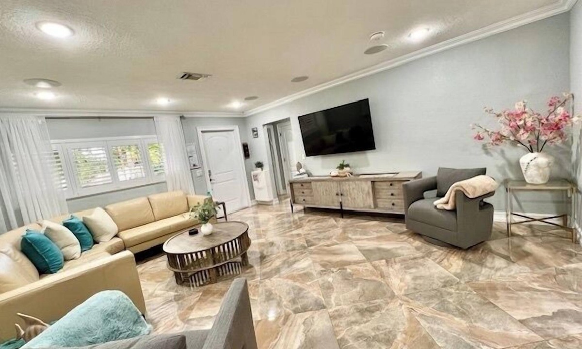Hollywood Hills House | 3 Bed - Sleeps 6 - Free Parking - 5 Mins to Beach