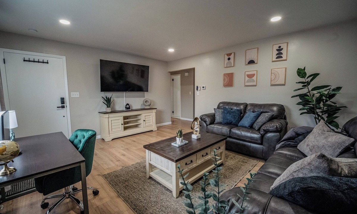 Saddle Brook Apartment | 3 Bedroom, 1 Bath, Pet Friendly, Laundry, Fenced Yard, Colleges, Hospitals