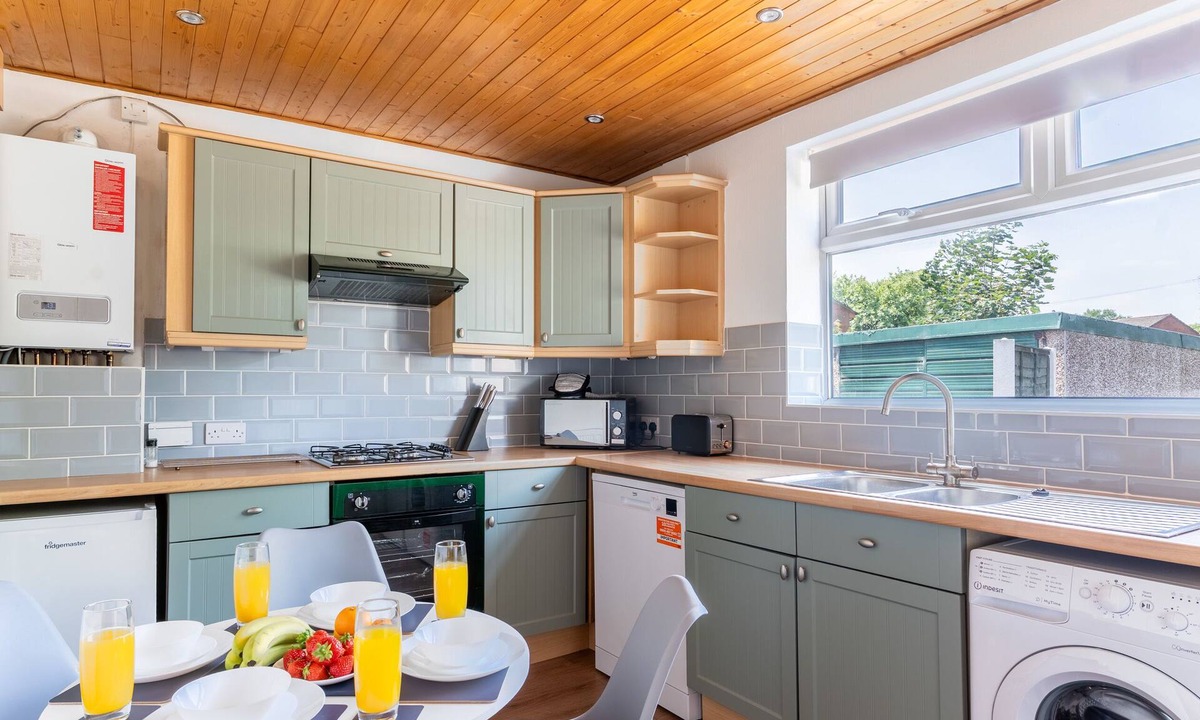 Wythenshawe House | 3 Bedroom, 1 Bathroom Apartment with Parking