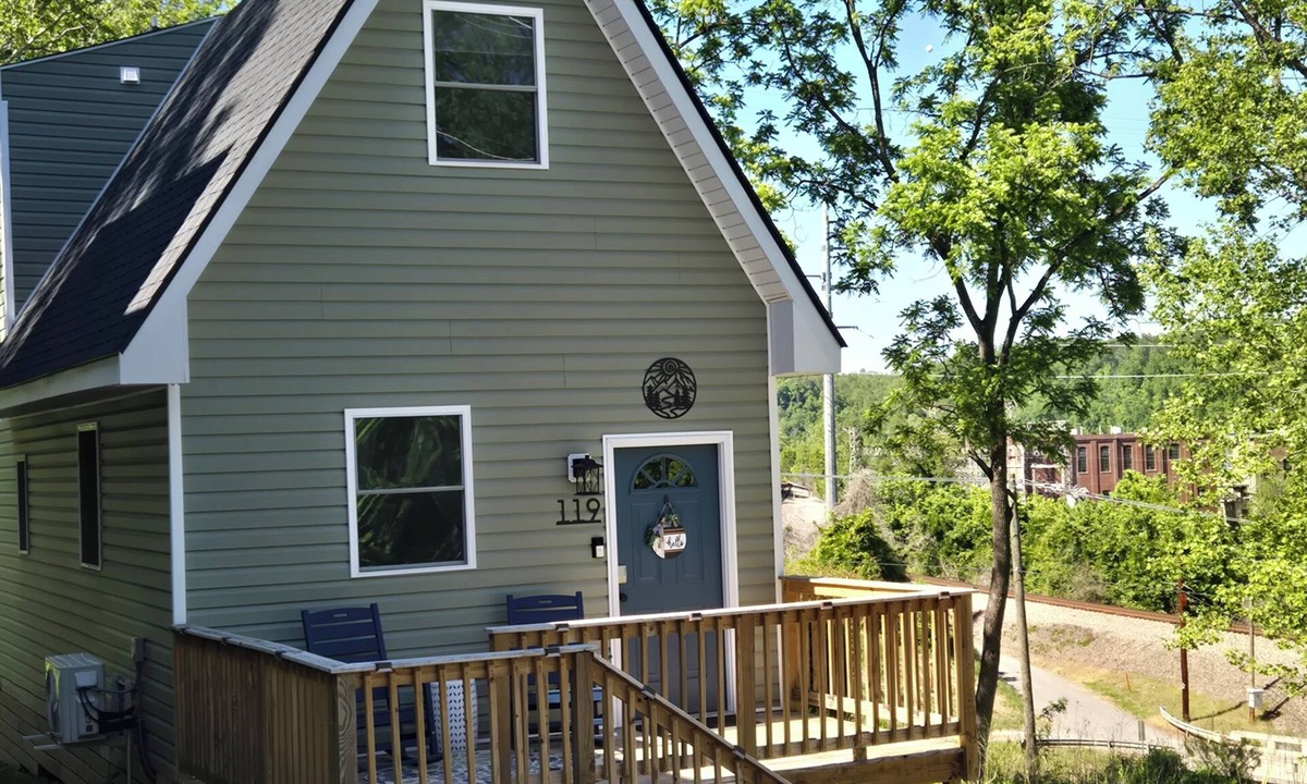 Peakland House | 3-bedroom, 2.5 bath bungalow beside the James River