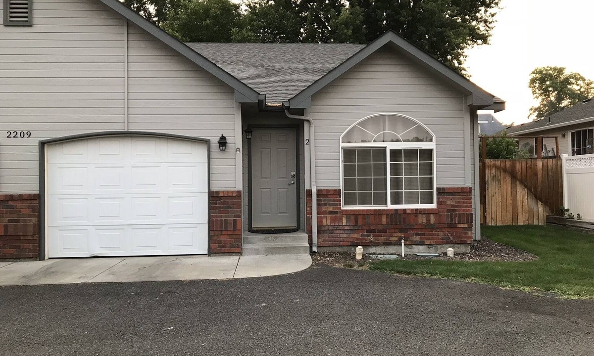 Brownstown House | 3 Bedroom 2 Bath House #2