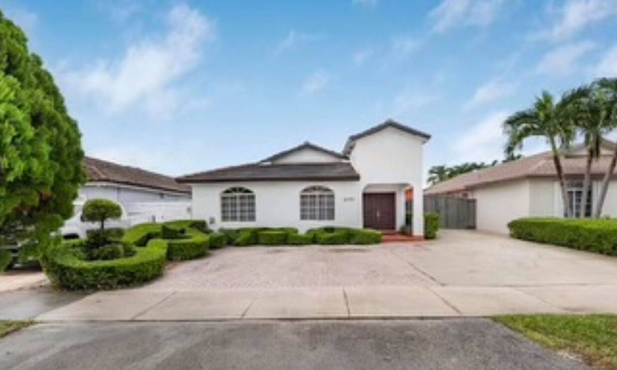 Kendall West House | 3 Bedroom 2 Bath with Pool in Miami