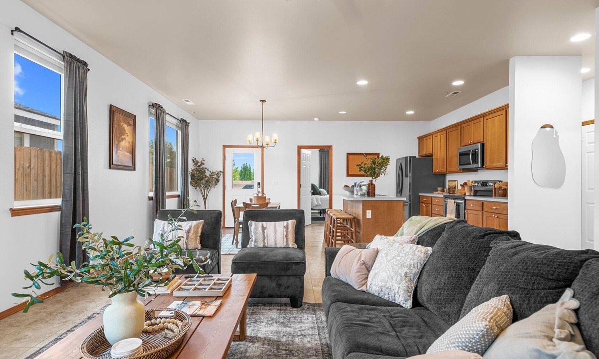 Kennewick House | 3 bedroom, 2 bath with fire pit and game room