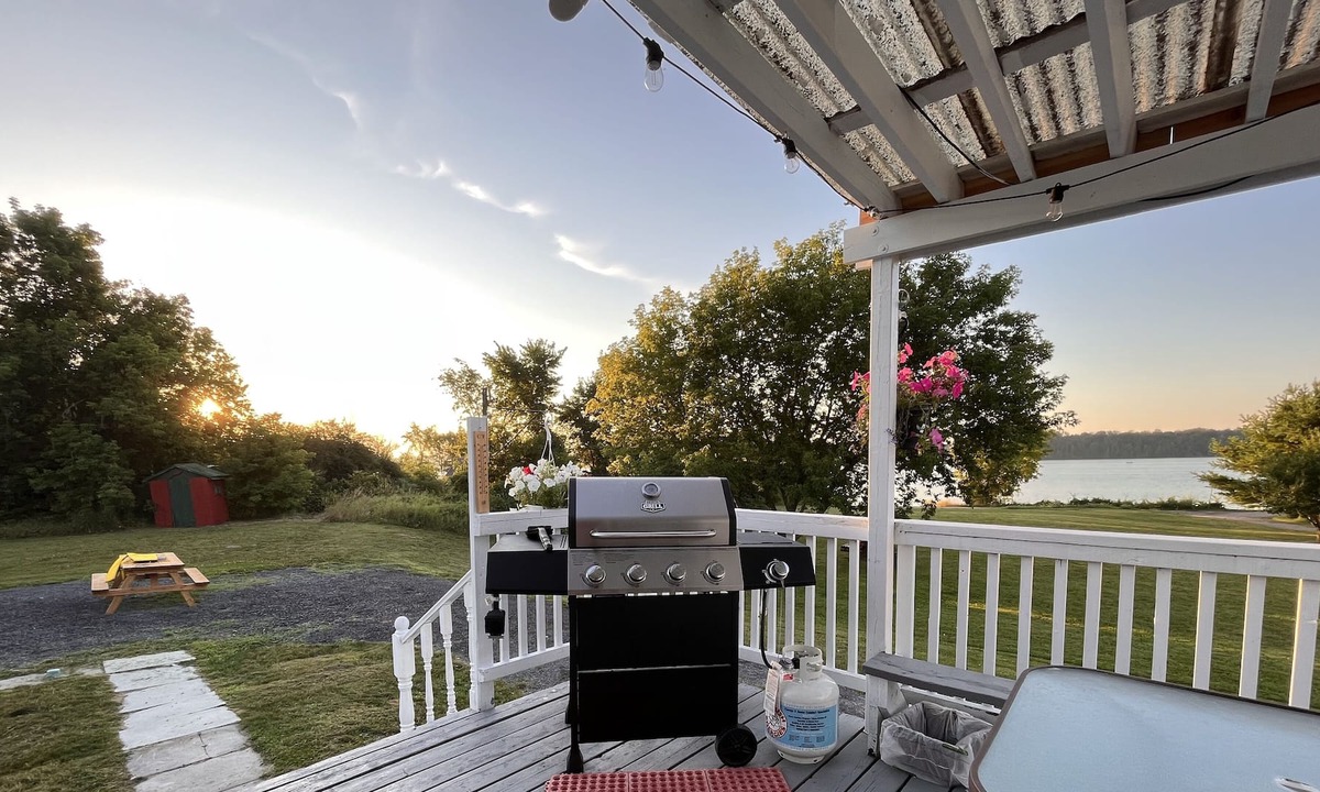 Stone Mills Cottage | 3 bedroom 2 bathroom Lakefront Farmhouse Cottage on White Lake