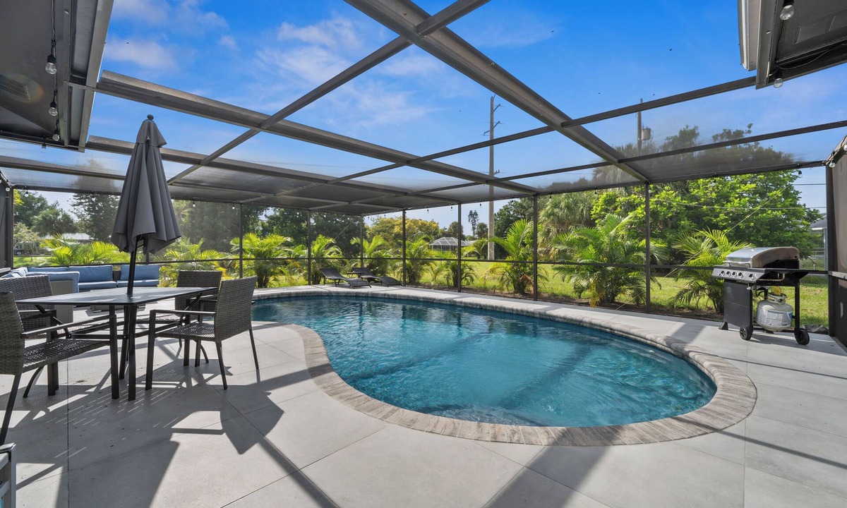 Venice Gardens House | 3-bedroom 2-bathroom! FREE Heated Pool! Close Beaches! Pet! CLEAN!
