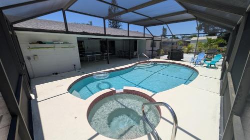 South Bradenton House | 3 bedroom, 6 beds, Heated Pool, Spa, BBQ, Fire Pit