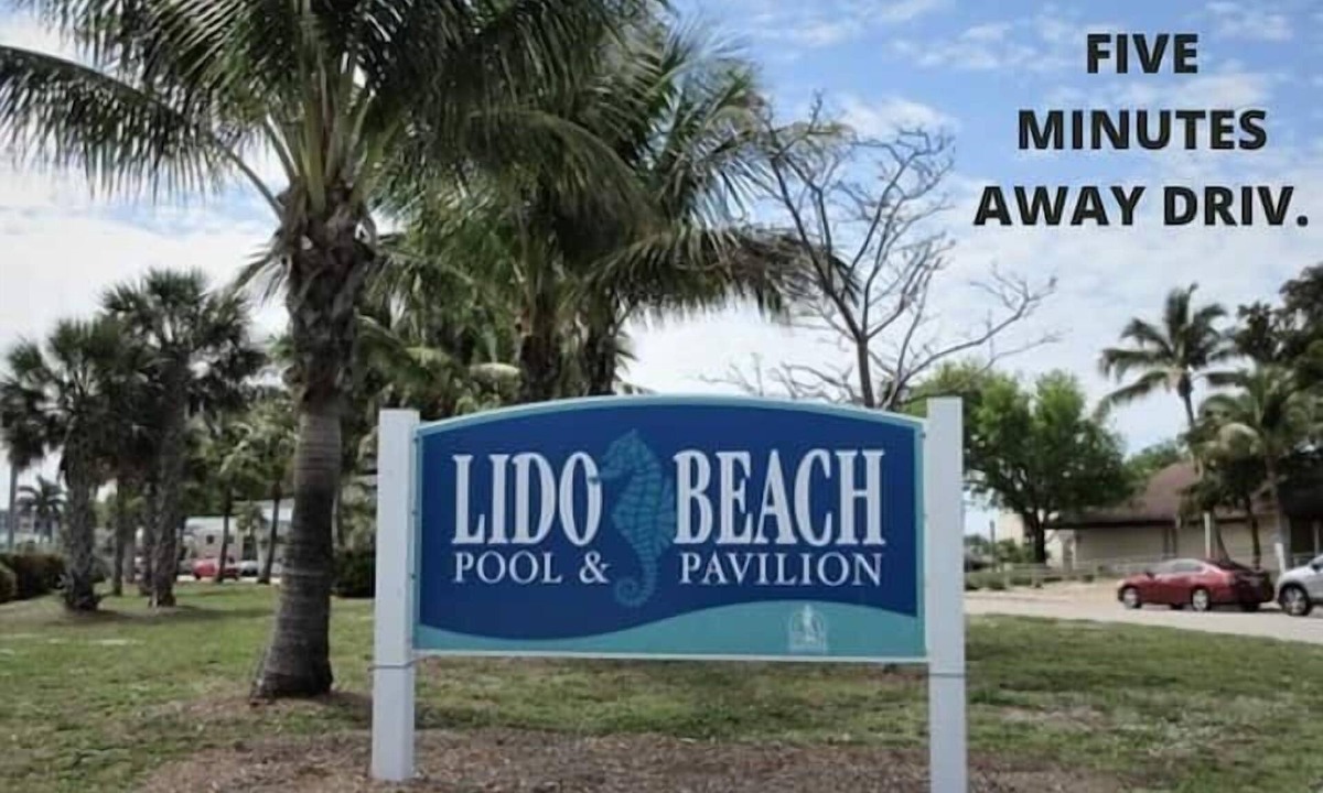 Park East Apartment | 3 Bedroom 804101 by Houzlet