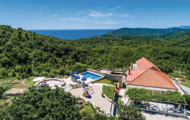Popovici House | 3 bedroom accommodation in Radovcici