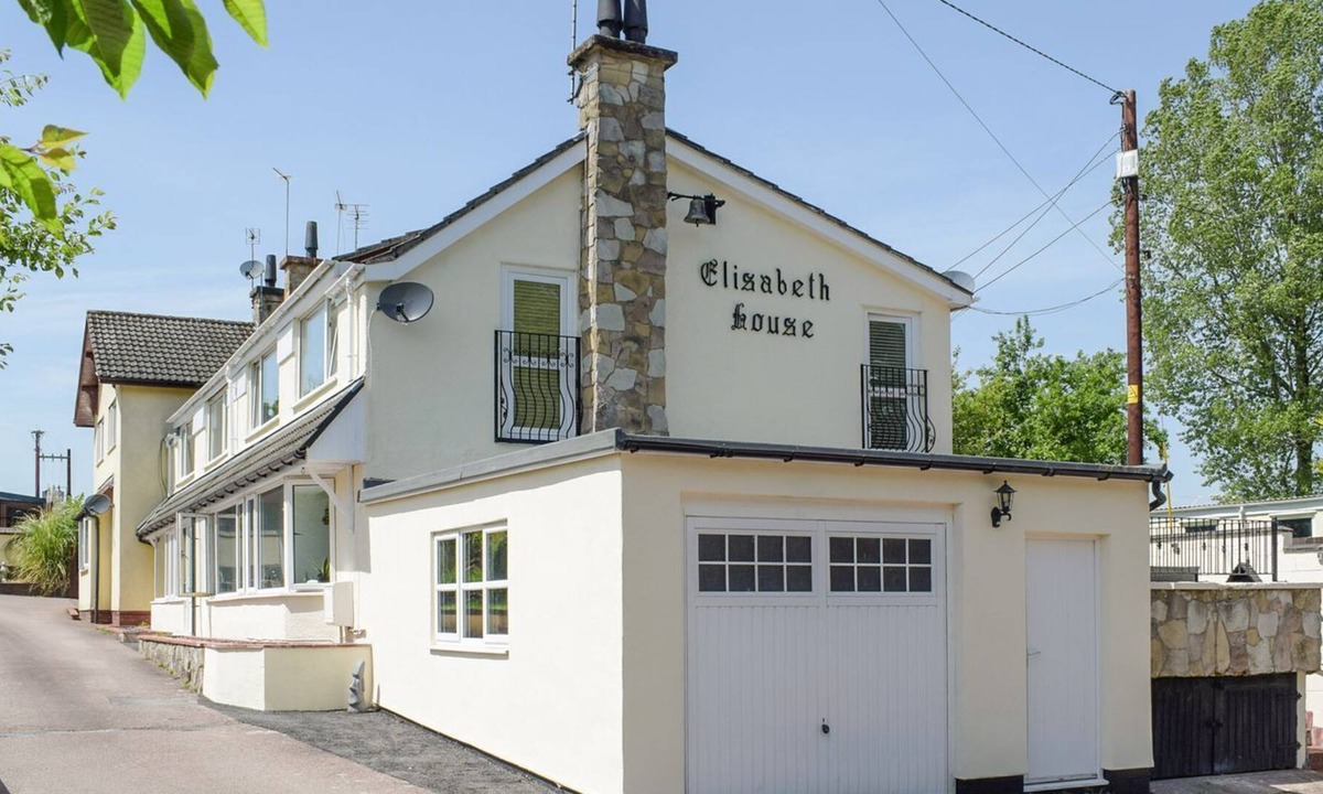 Chirk Bank Cottage | 3 bedroom accommodation in Weston Rhyn