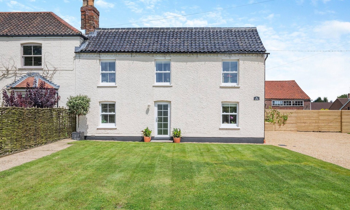 East Dereham Cottage | 3 bedroom accommodation in Longham