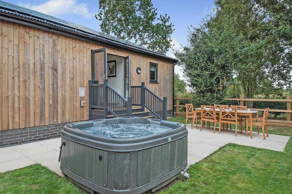 Skegness Ski Chalet | 3 bedroom accommodation in Orby