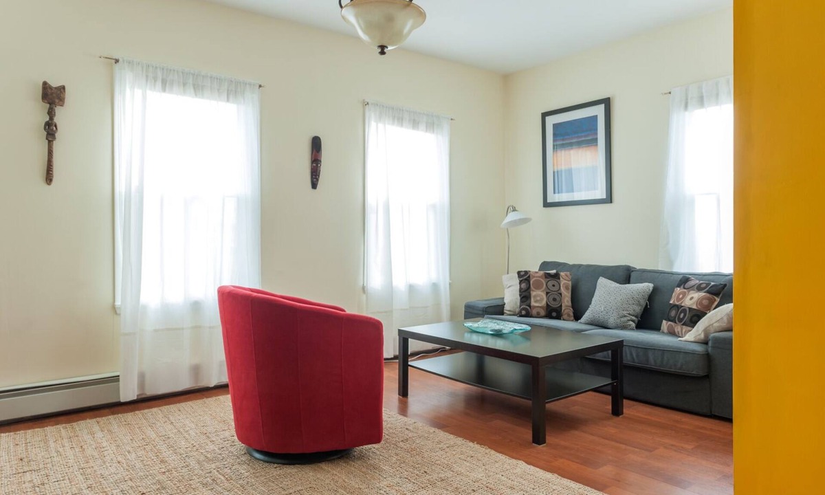 East Somerville Apartment | 3 bedroom apartment next to T stop/off street parking