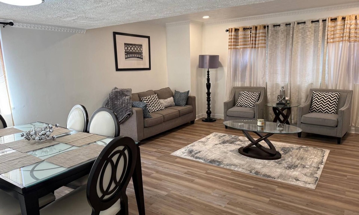 South Oakland Apartment | 3-bedroom apartment in charming Oakland Pittsburgh with AC for your stay