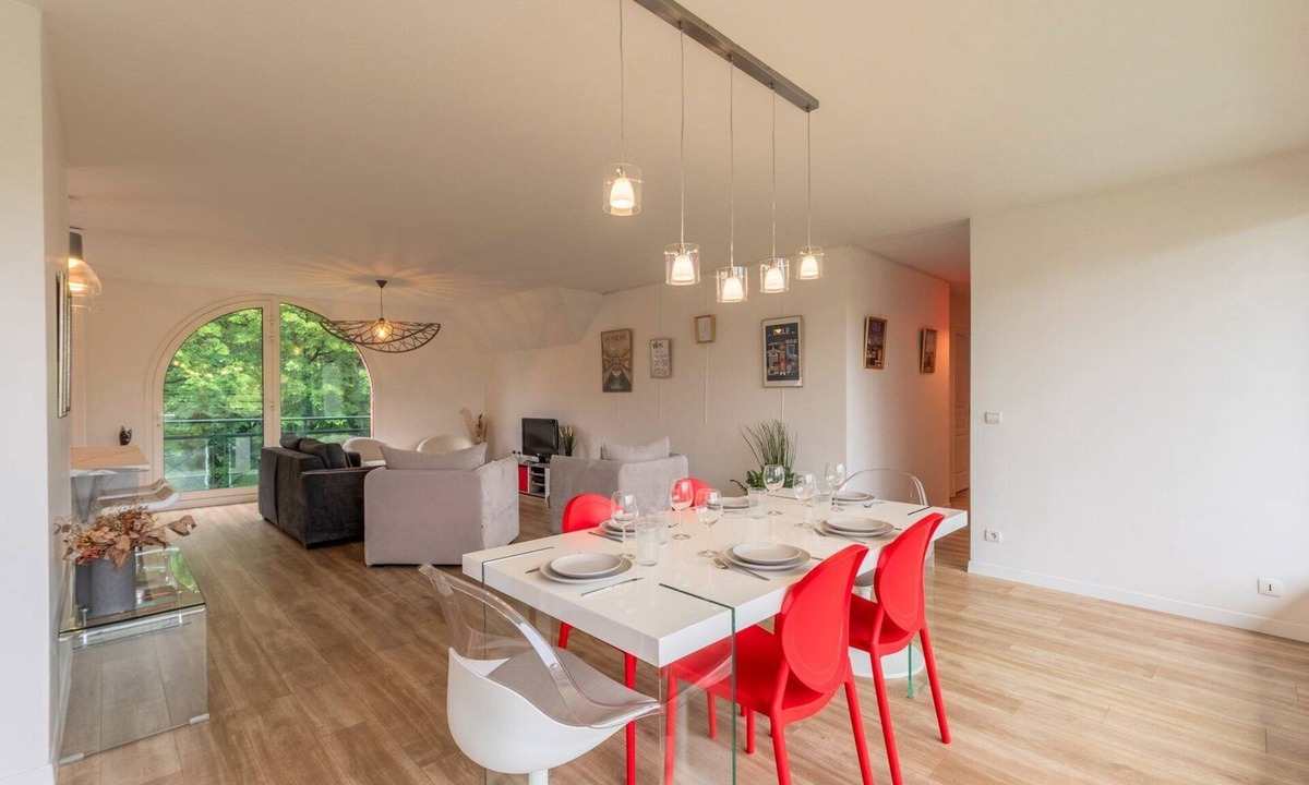 Roubaix Apartment | 3 bedroom apartment w/private parking and terrace