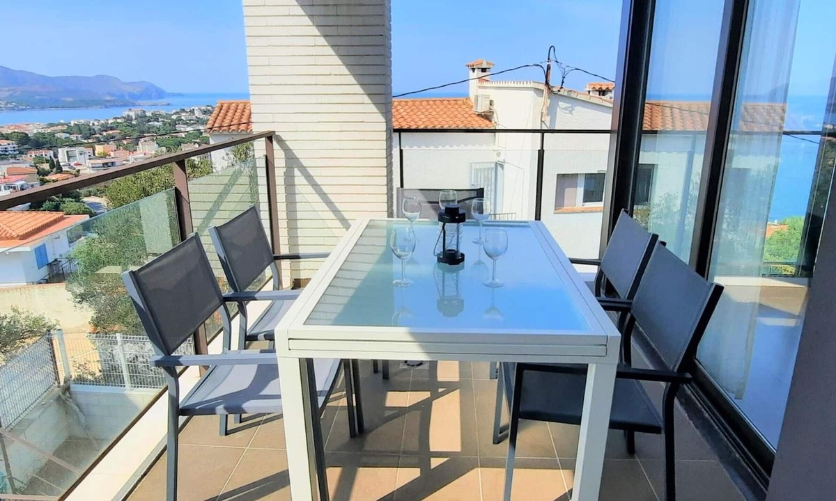 Llanca Apartment | 3-bedroom apartment with terrace, pool, parking, and air conditioning in Llançà