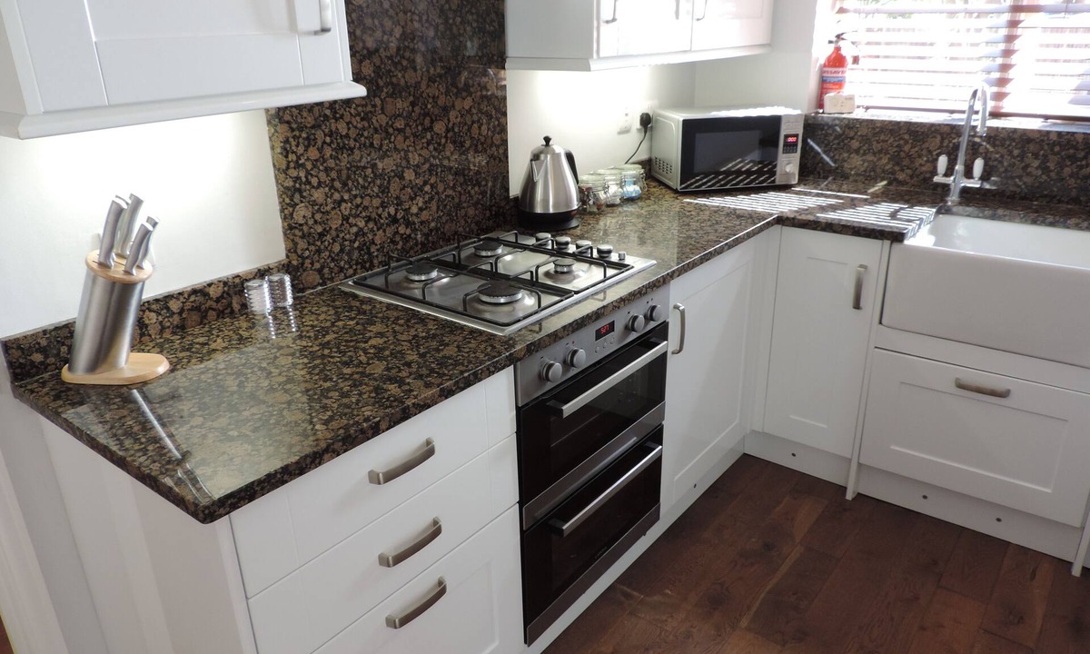 Aldershot House | 3 Bedroom Ash Vale Airport Accommodation