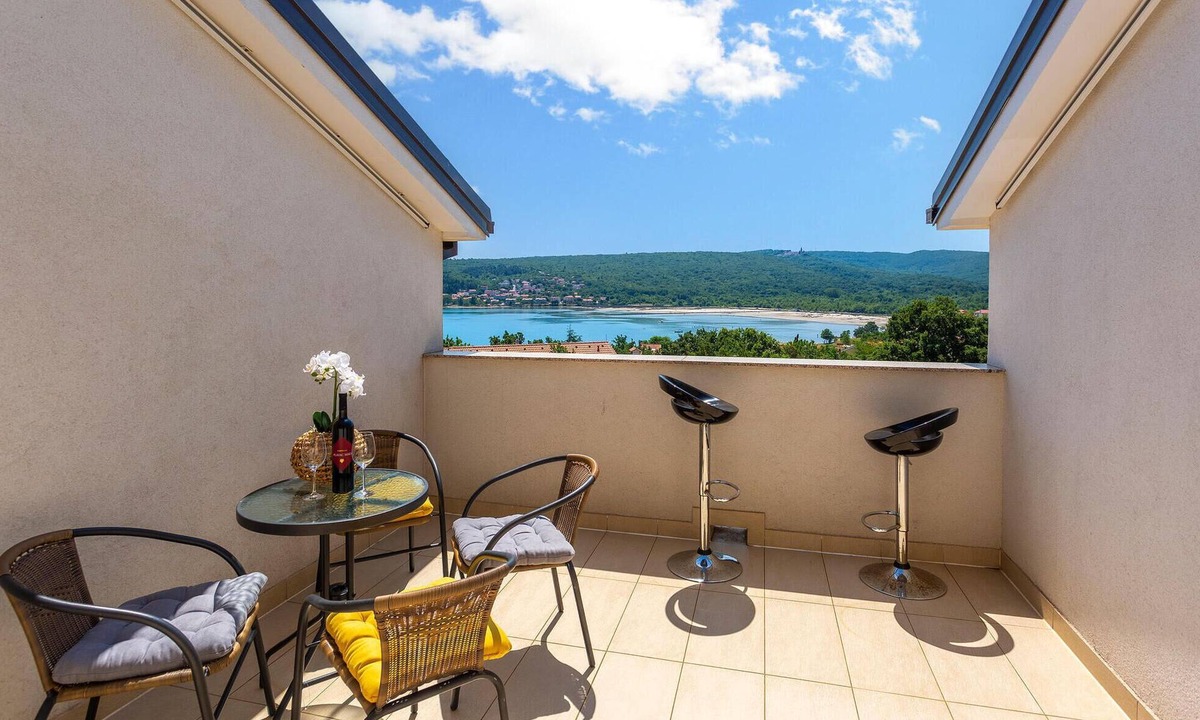 Cizici Apartment | 3 bedroom awesome apartment in Dobrinj