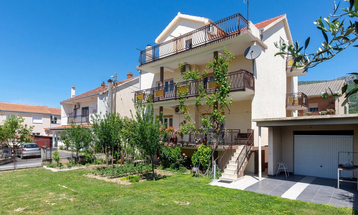 Kastel Luksic Apartment | 3 bedroom awesome apartment in Kastel Luksic
