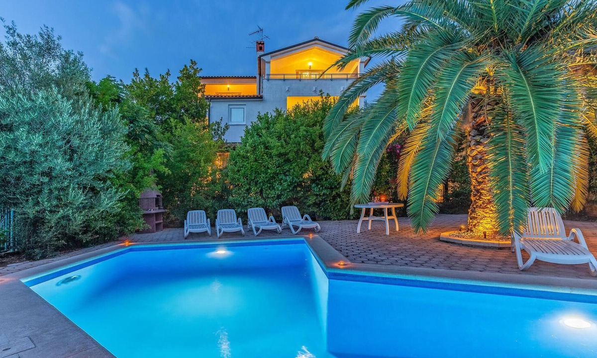 Pjescana Uvala Apartment | 3 bedroom beach front apartment in Pula