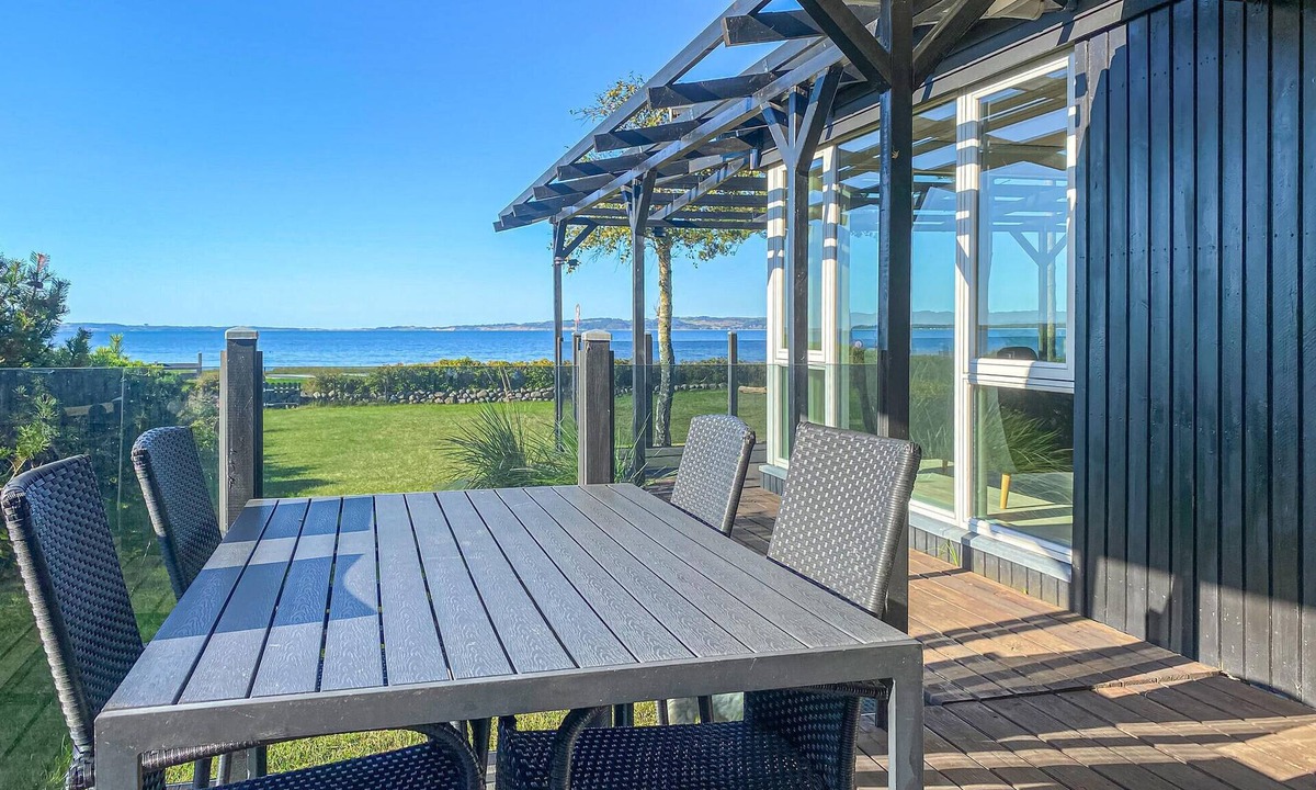Vibæk Strand House | 3 bedroom beach front home in Ebeltoft