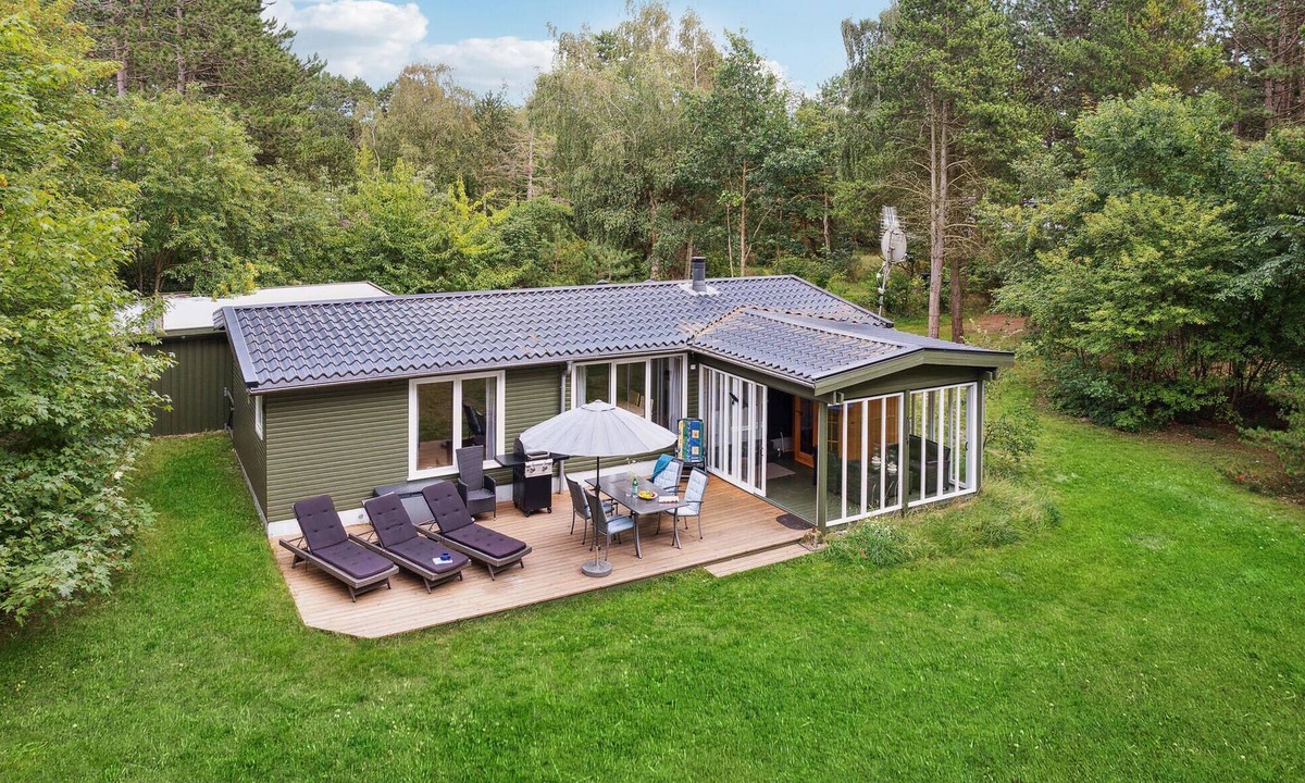 Hojby House | 3 bedroom beach front home in Højby