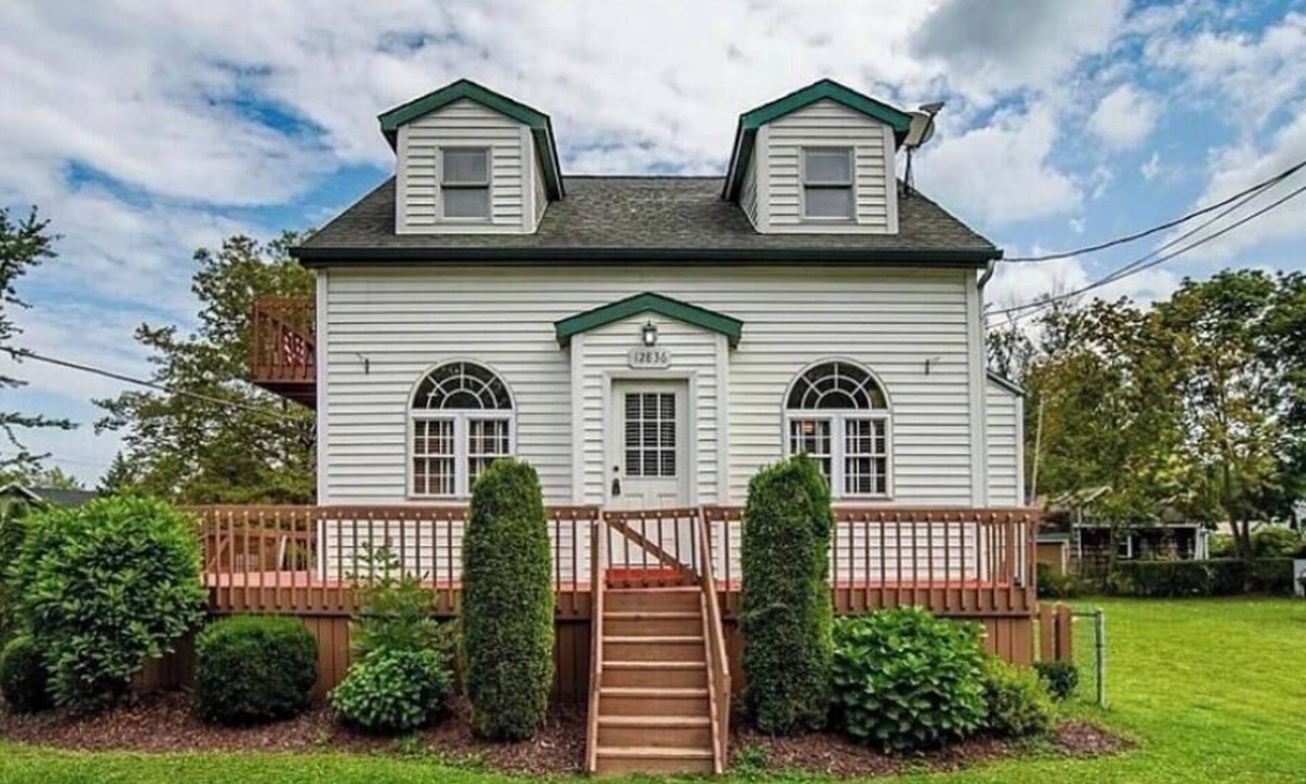 Irving House | 3-bedroom Beach House with AC in Sunset Bay - 2 minutes from the beach!