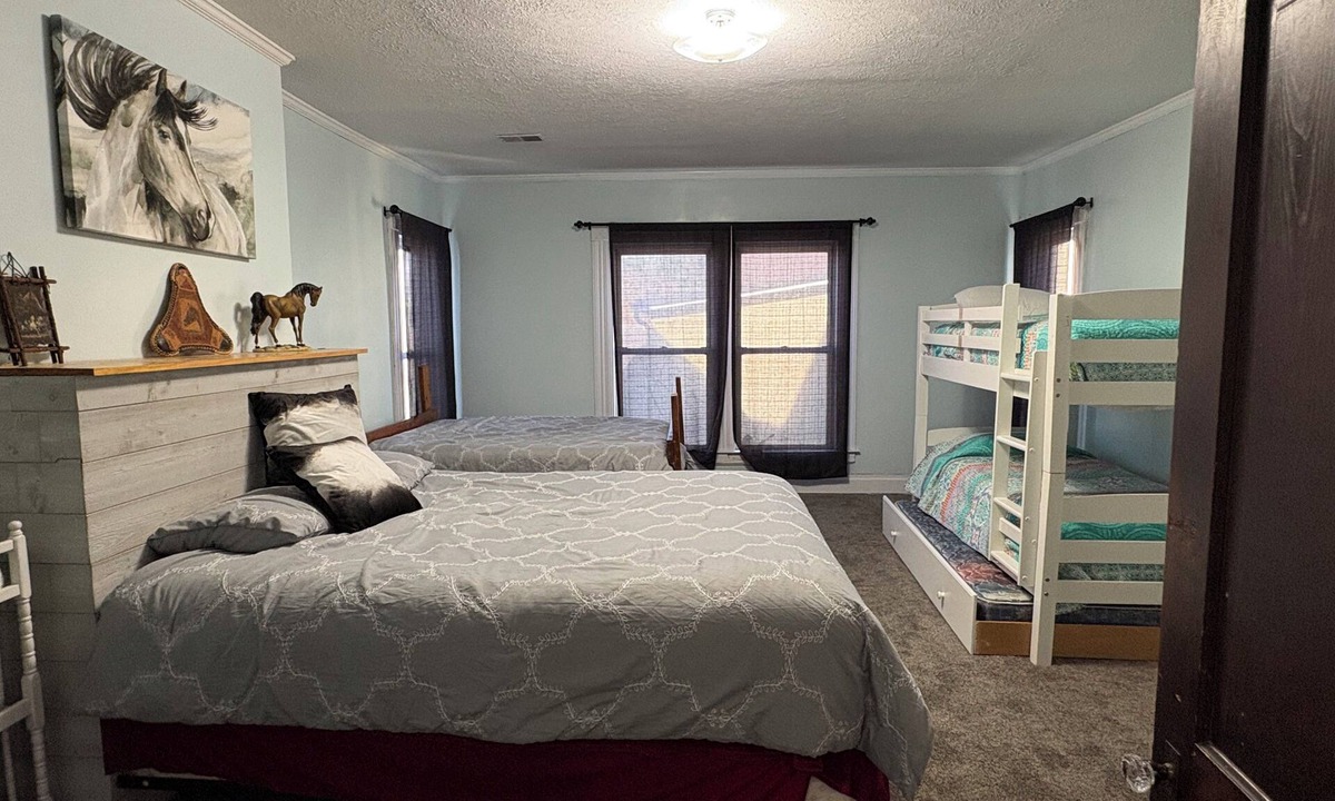 Irvine Bed & Breakfast | 3-bedroom bed & breakfast in pleasant Irvine with AC